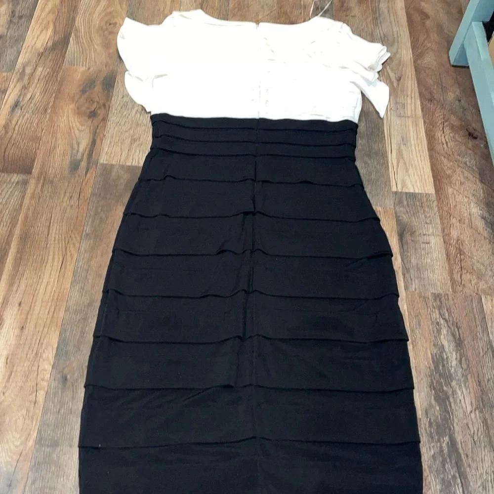 Dress Barn Vintage Black and White Short Sleeve Dress.  Size 6.
